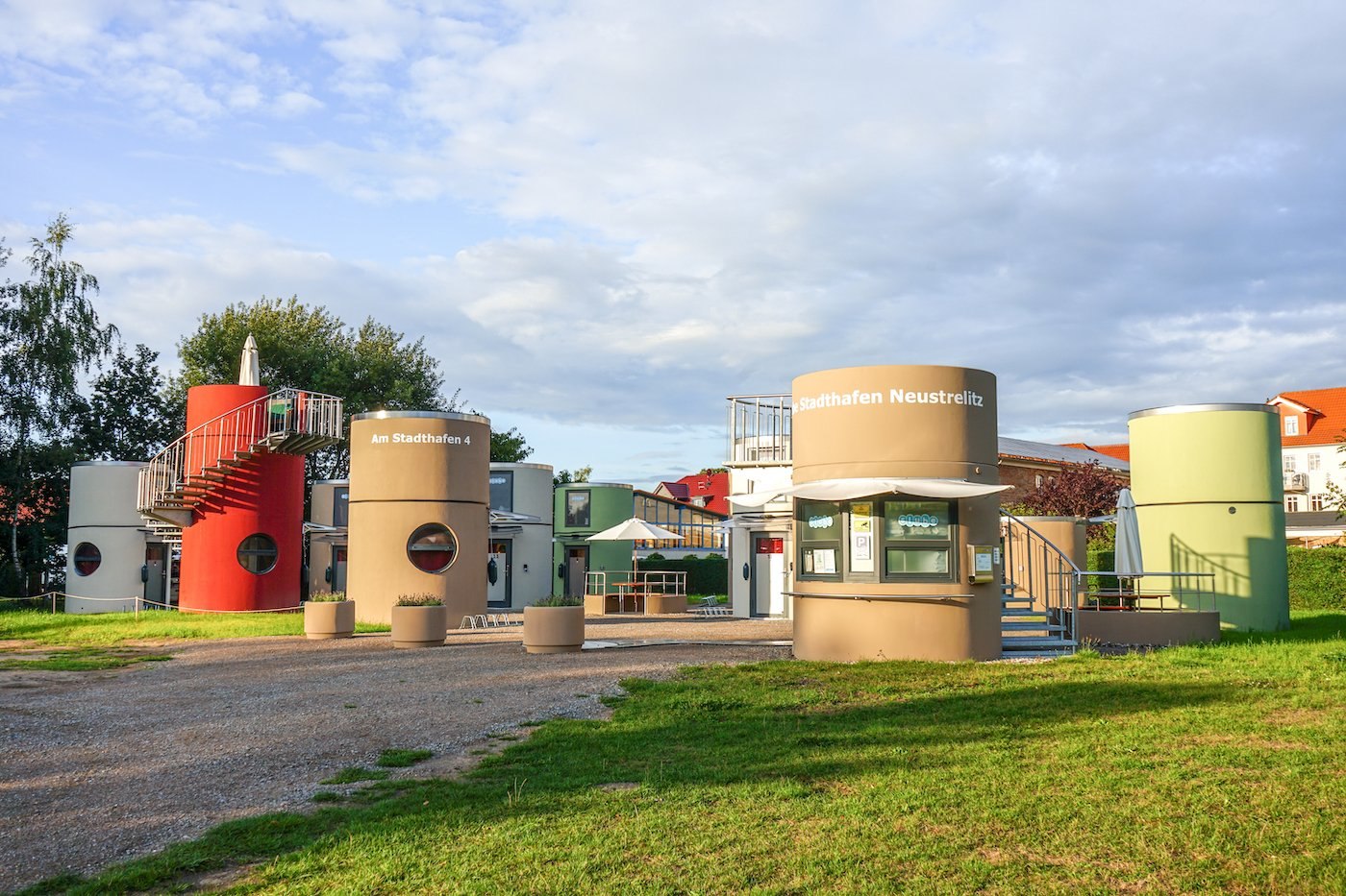 Zylinderförmige Gebäude am Stadthafen Neustrelitz
